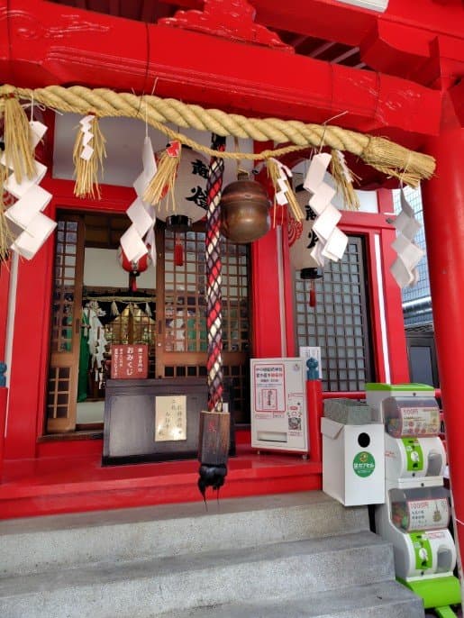 2026年6月、中の棚稲荷神社の焼けた鈴緒